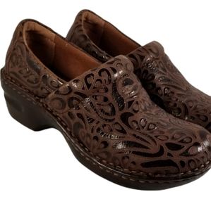 B.O.C. Clogs in Brown Suede Design size 6.5